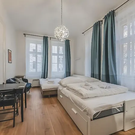 Old Town Walkable Flat,kitchen, New Bathroom