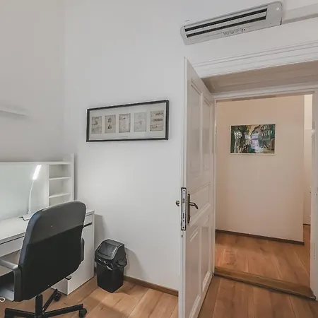 Old Town Walkable Flat,kitchen, New Bathroom