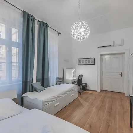 Old Town Walkable Flat,kitchen, New Bathroom