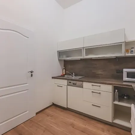 Old Town Walkable Flat,kitchen, New Bathroom